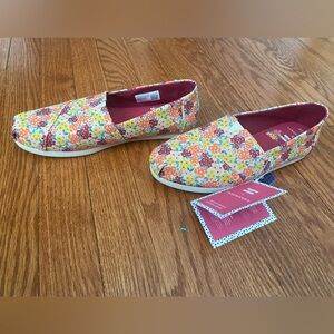 Toms Floral Patterned Slip-Ons